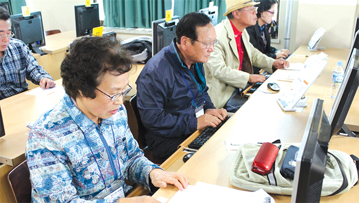 개인별 경진의 어르신Ⅱ 부문(65~74세)에 참가해 컴퓨터 정보 검색에 나선 할아버지와 할머니들