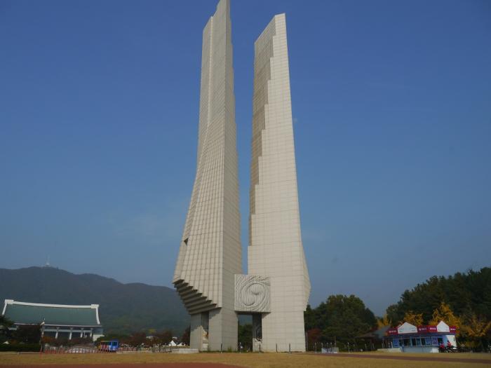 독립기념관 겨레의 탑. 남북통일을 상징하는 두개의 탑.