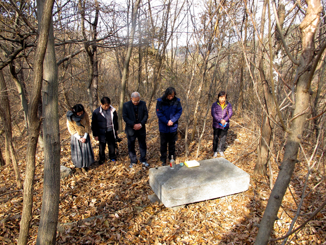공주향토문화연구회원들이 김인겸 묘를 찾아 추모의 예를 올리고 있다. 