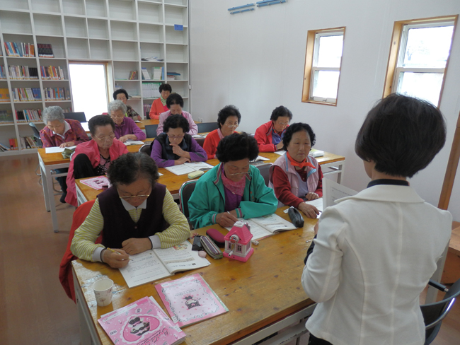 문산마을도서관 문해교실 수업 모습.