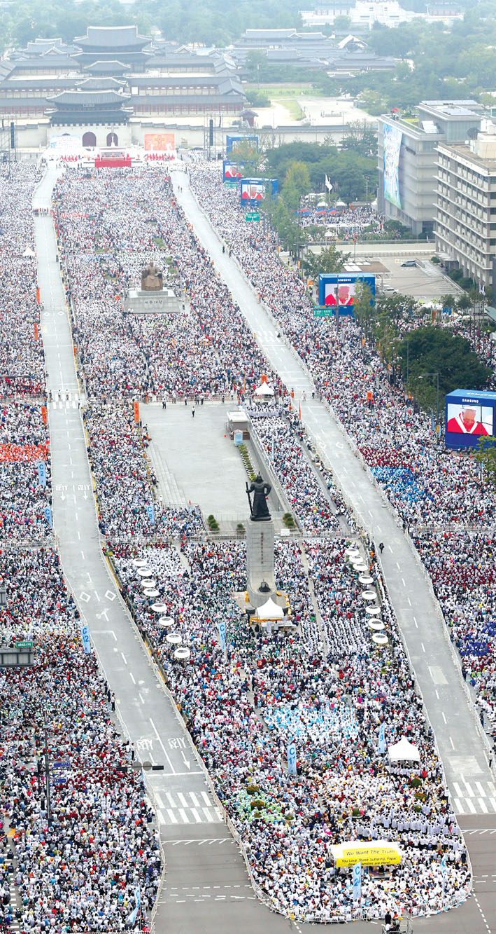 역사적인 124위 순교자 시복식이 열린 광화문 광장 일대에는 17만 명이 넘는 신자들을 포함해 약 80만 명에 달하는 인파가 운집했다.