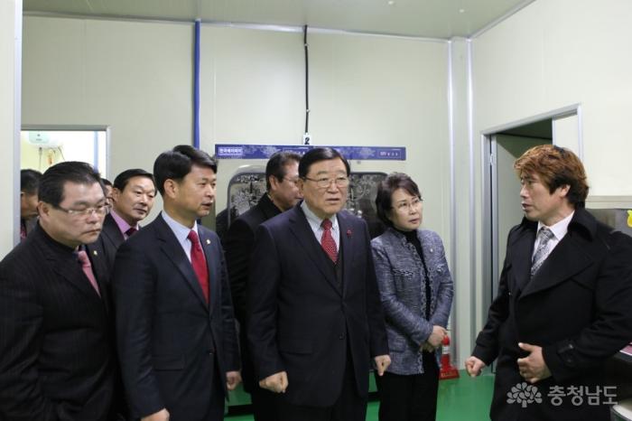 김석환 홍성군수와 이상근 군의회 의장 등이 진죽한과 설비를 둘러보고 있다