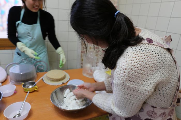 실습생과 함께 떡 케이크를 만드는 김은영 강사님.