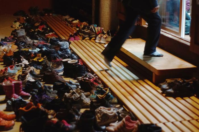 수덕사 황하정루에 놓인 많은 신발들