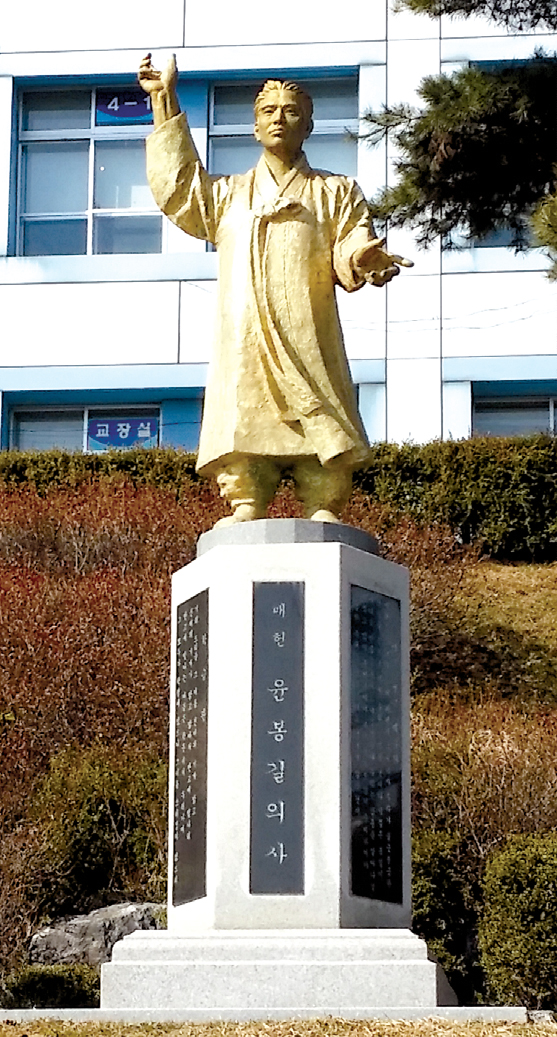 매헌 윤봉길 의사 모교인 예산 덕산초등학교 교정에 그의 동상이 서있다.
