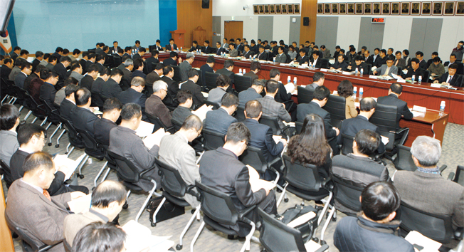 지난 11일 도청대회의실에서 반부패청렴대책 보고회가 열리고 있다.