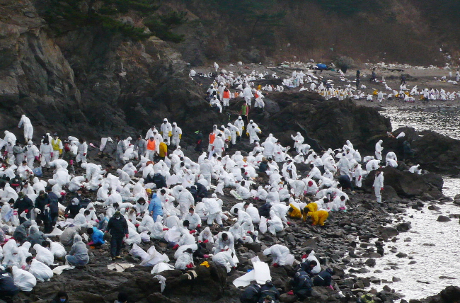 123만 자원봉사자의 기적으로 청정바다를 되찾았다.