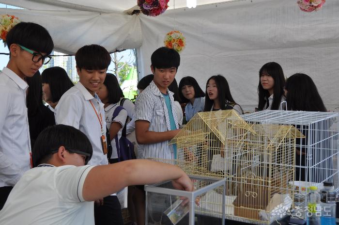 학생들이 직접 동물을 만져보며, 생명과학에 대한 꿈을 키웠다. 