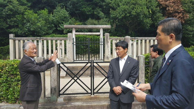 안희정 지사가 지난 15일 '다카노노 니이가사' 묘를 방문한 모습.