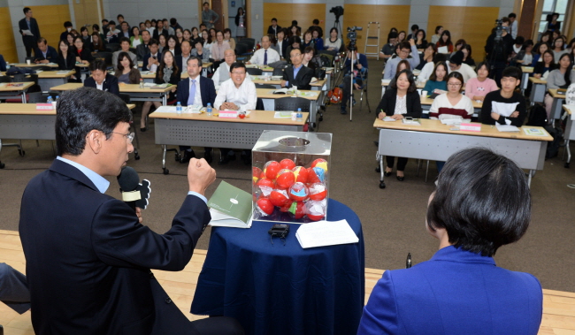 충남도는 21일 천안시청 대회의실에서 ‘2015 충청남도 청소년 희망포럼’을 개최했다.