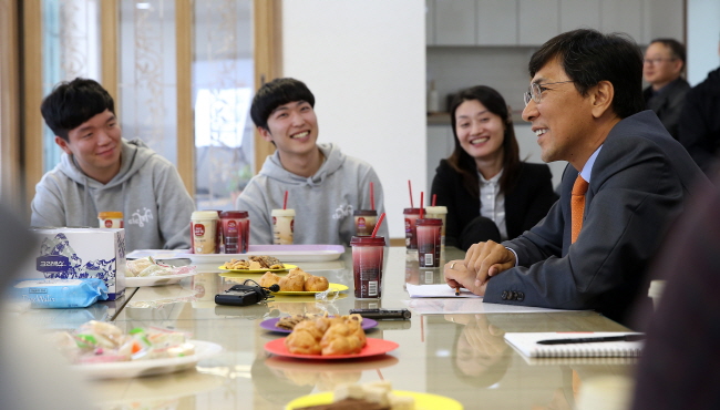안희정 지사가 27일 한국기술교육대학교에서 열린 '도지사와유'에서 디딤지기와 대화를 나누고 있다.