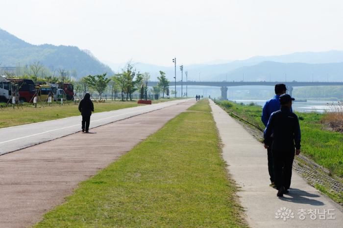 금강둔치공원에서는 걷기와 자전거 타기등 다양한 운동을 겸할 수 있다.