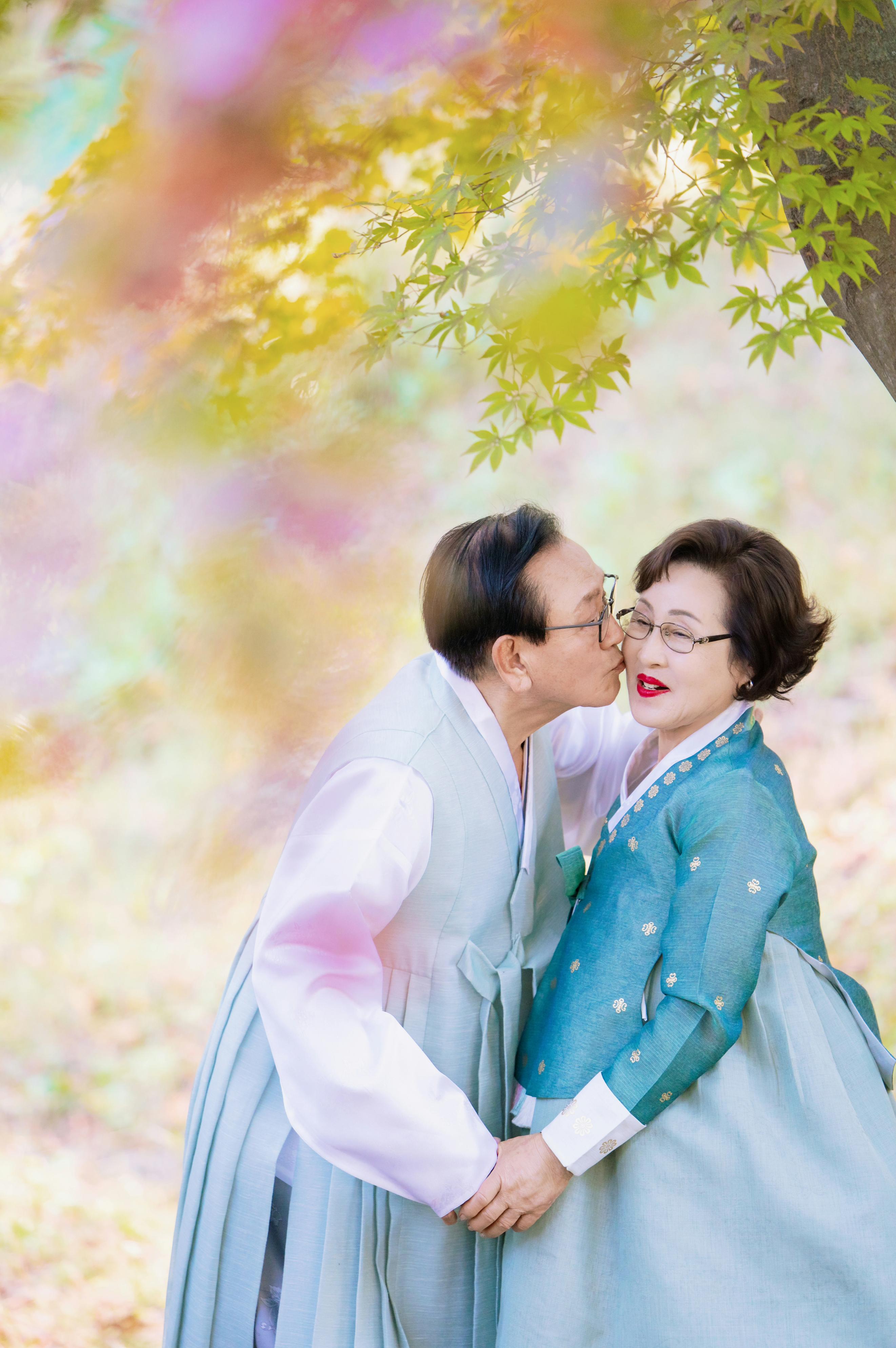 "아내 볼에 살짝 뽀뽀"... 다시 신랑 신부가 된 노부부