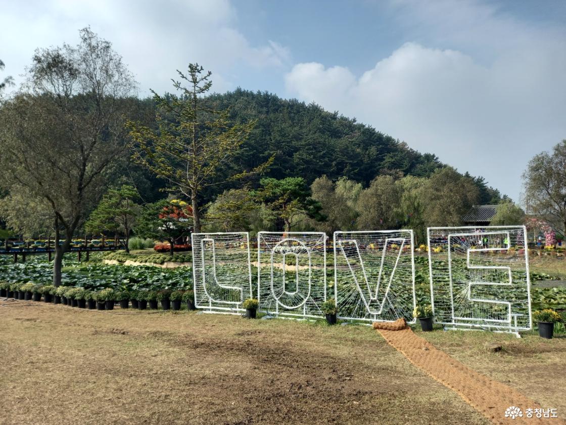 영어 LOVE 글씨에 조명이 달려있는 조형물