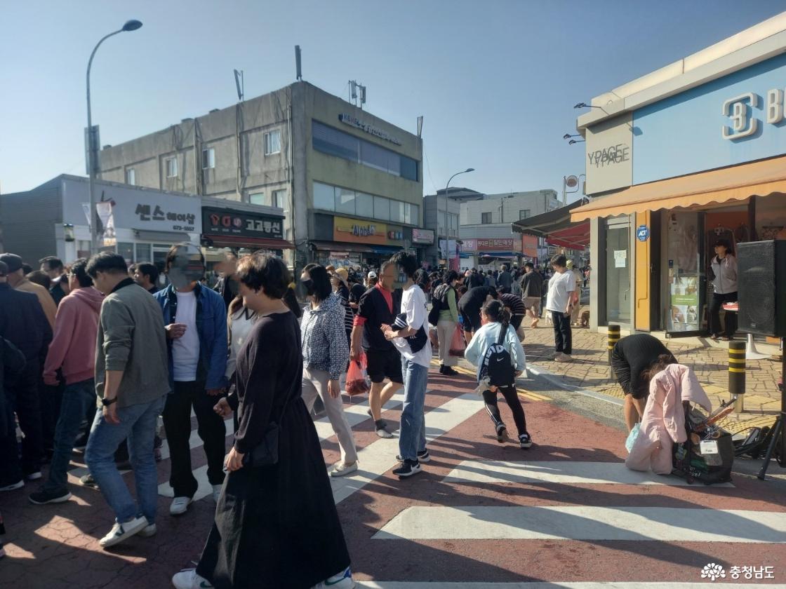 거리 축제 행사장에서 오가는 수많은 인파 모습