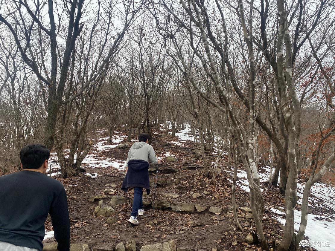 정상으로 가는 길 중간에서 바라본 경치