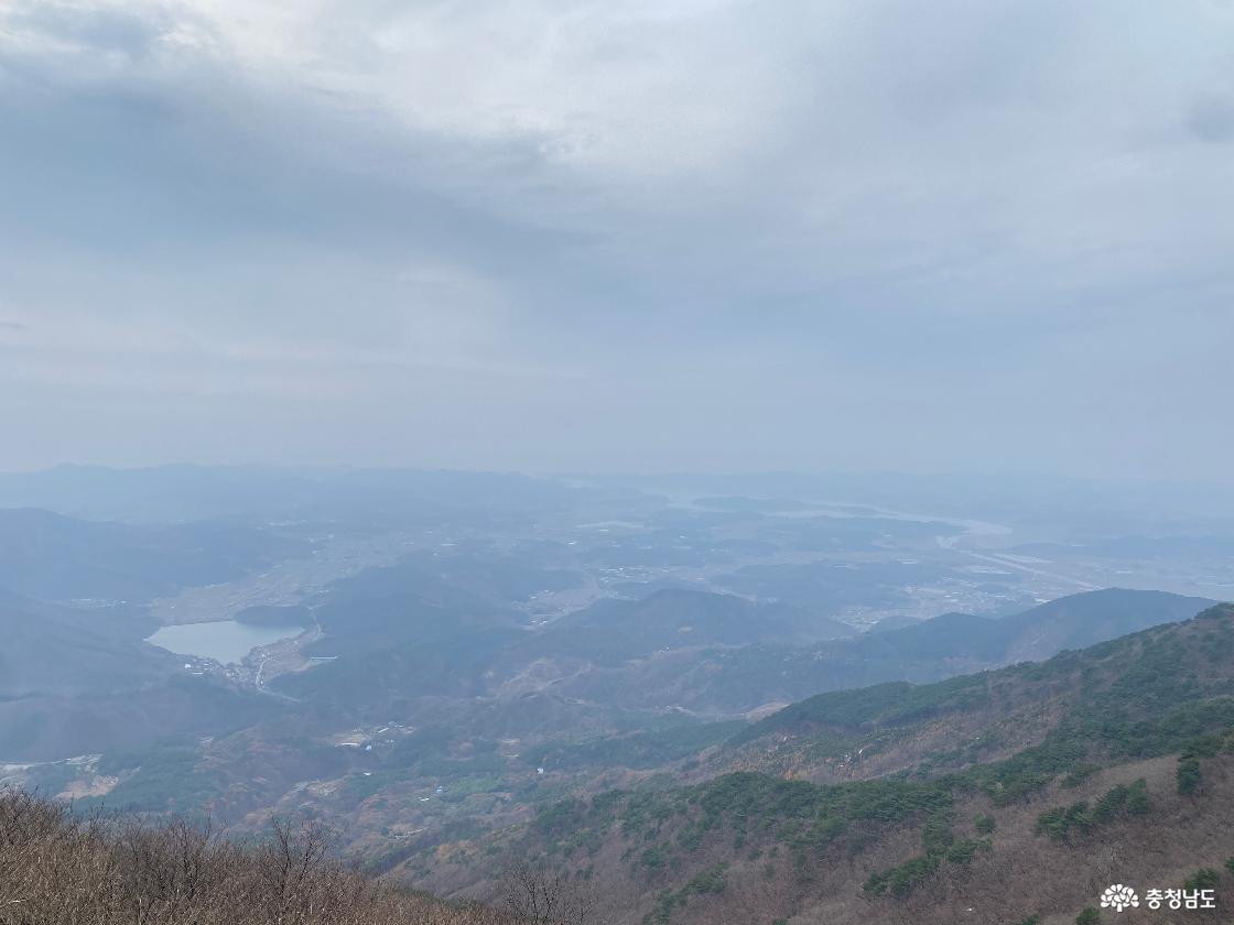 하산 길에 보이는 오서산 경치