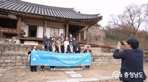 프로그램 참여자들이 논산 명재고택 사랑채 앞에서 기념촬영을 하고 있다.