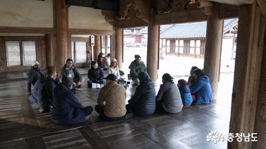 외교사절 관계자들이 프로그램에 참여하고 있다.