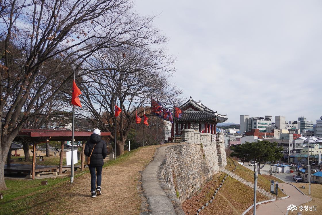 아래에서 바라본 홍화문