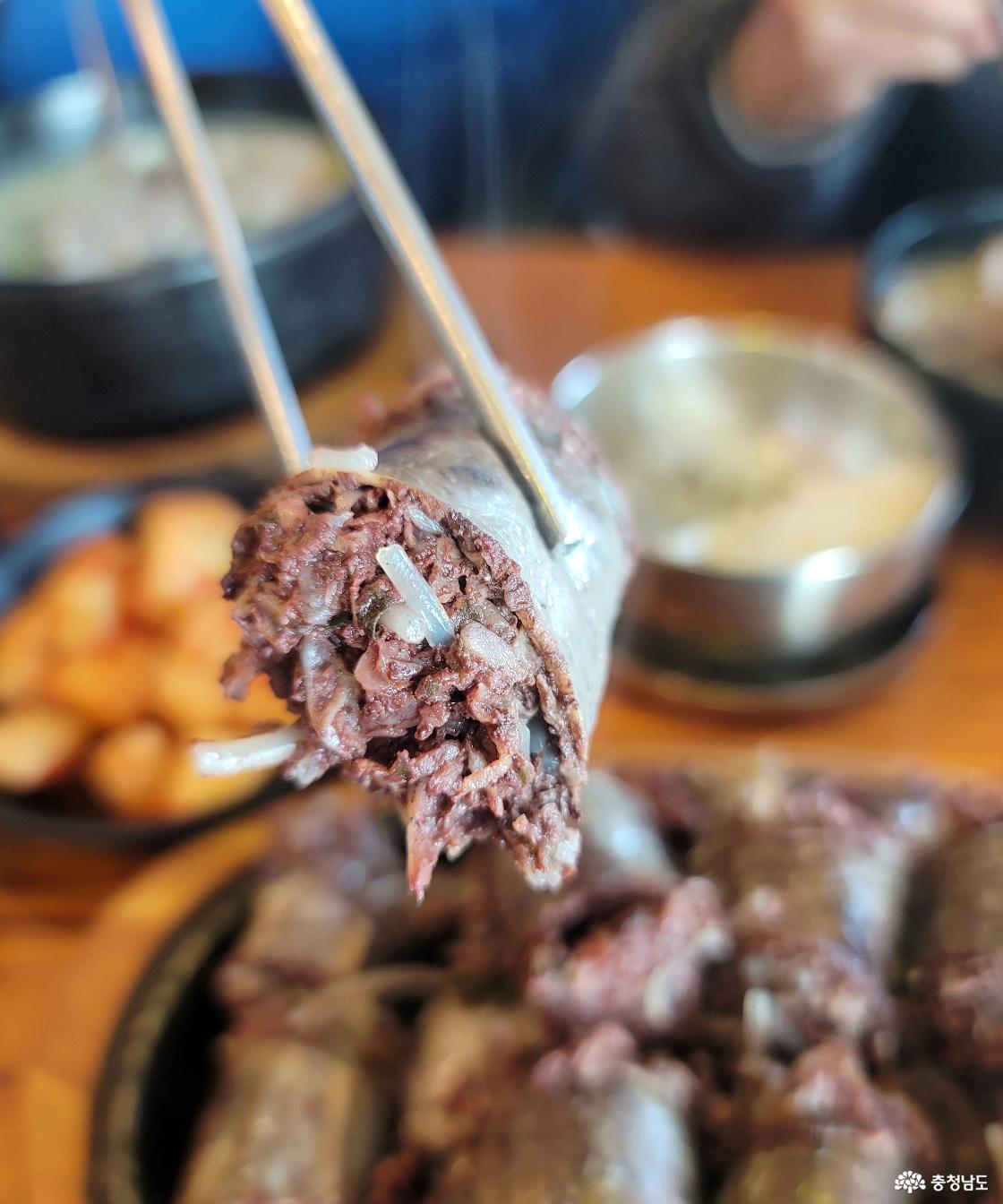 천안 아우내 장터에 가시면 신은수 참 병천순대집에 들러보세요.