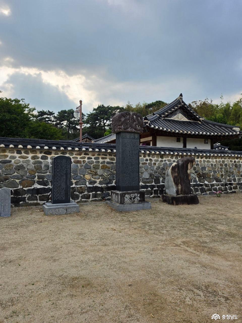 서원 입구에 자리잡은 비석들