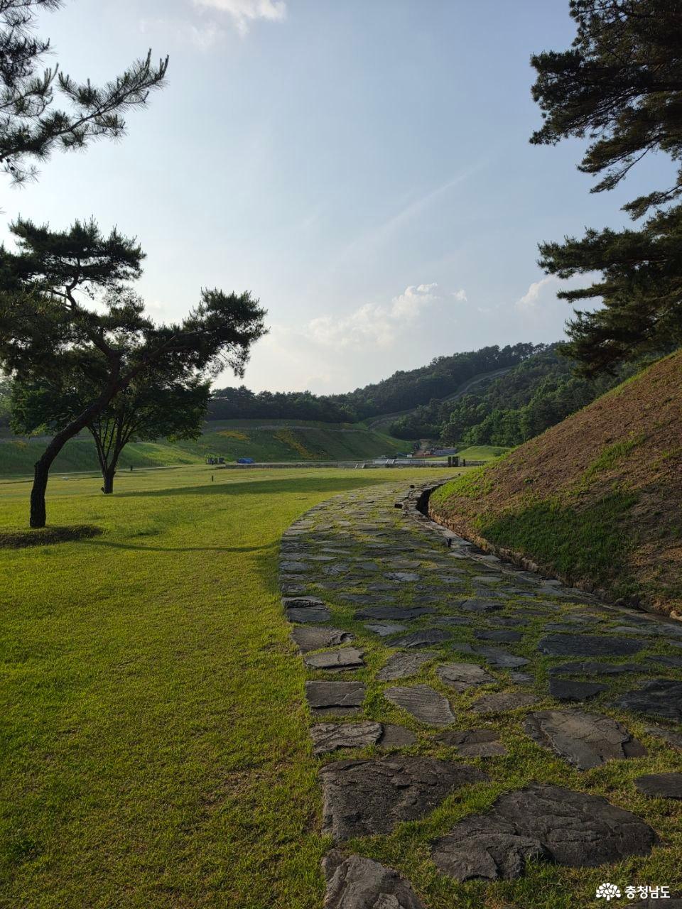 능산리 사지 가는 길