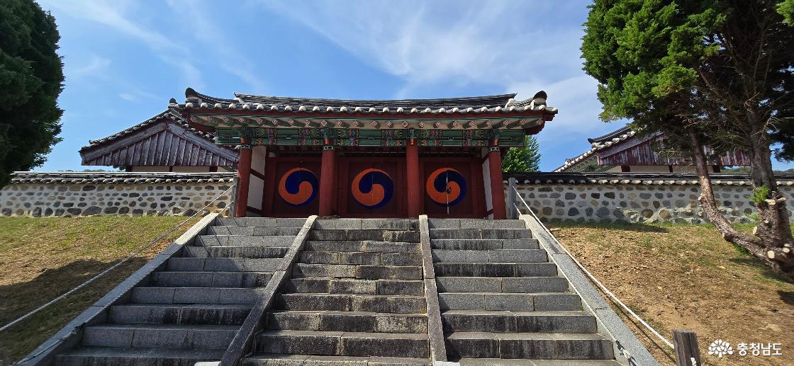대성전으로 들어가는 내삼문 모습
