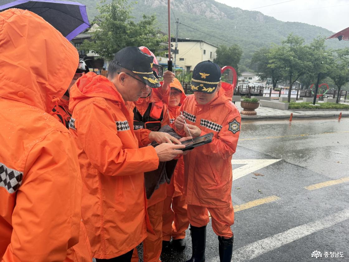 백승두 충남소방본부장이 9일 공주시 반포면 학봉리 동학사 인근 집중호우 피해 발생 지역을 찾아 현장 관계자들과 피해상황과 대응여건을 확인하고 있다.