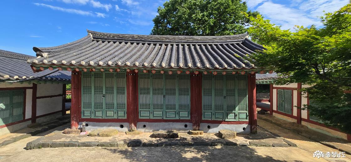 명륜당과 동재 모습