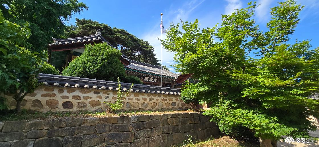 담장 밖에서 바라본 대성전 모습
