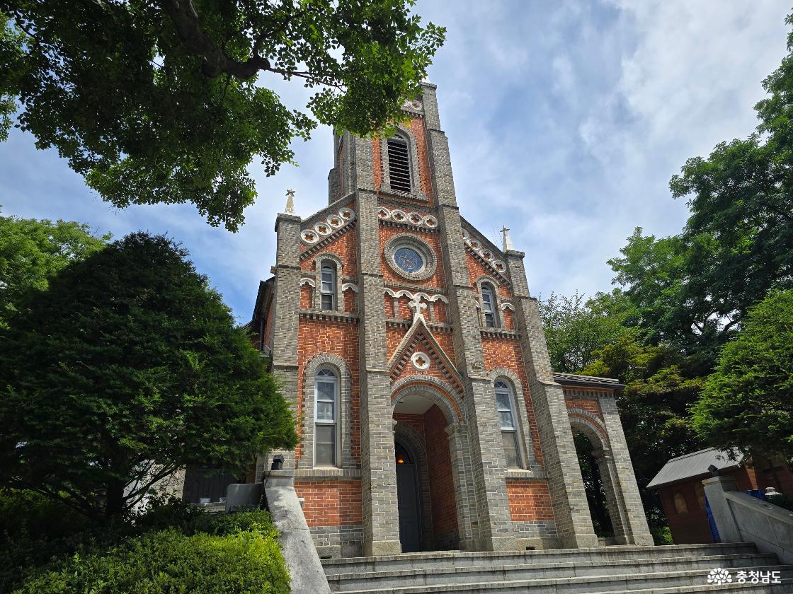 정면에서 바라본 아산 공세리성당의 웅장한 고딕 양식 붉은 벽돌 성당