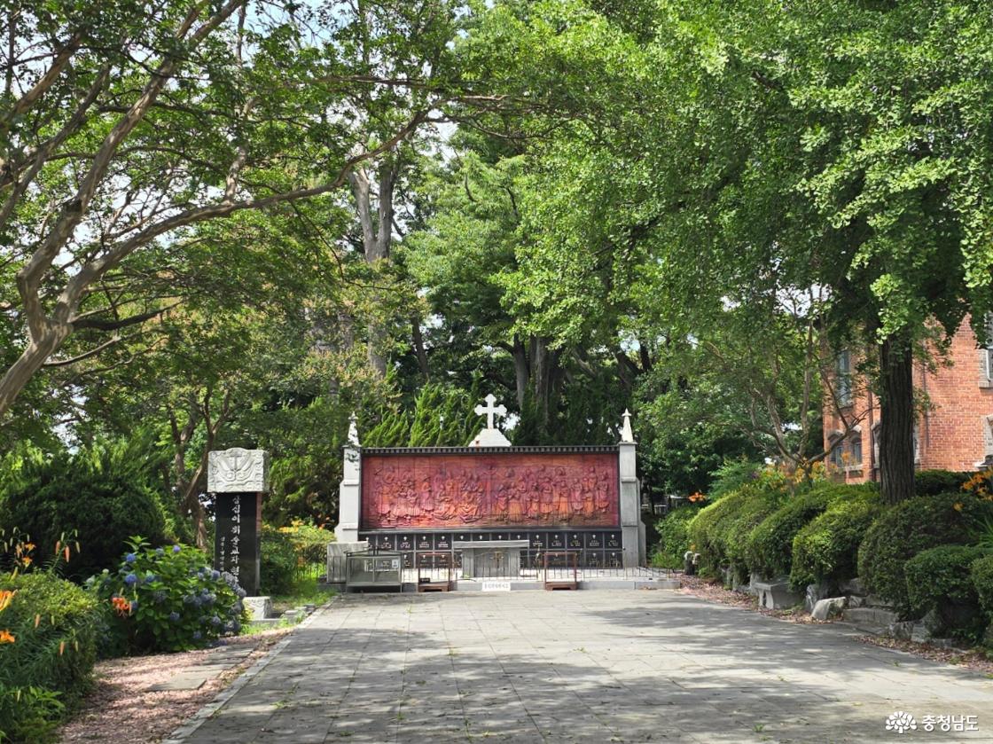 공세리성당 순교자 현양비와 십자가 조형물이 있는 추모 공간