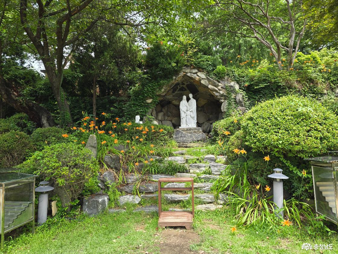 공세리성당 성모동굴과 성가정상이 자리한 아름다운 정원 풍경