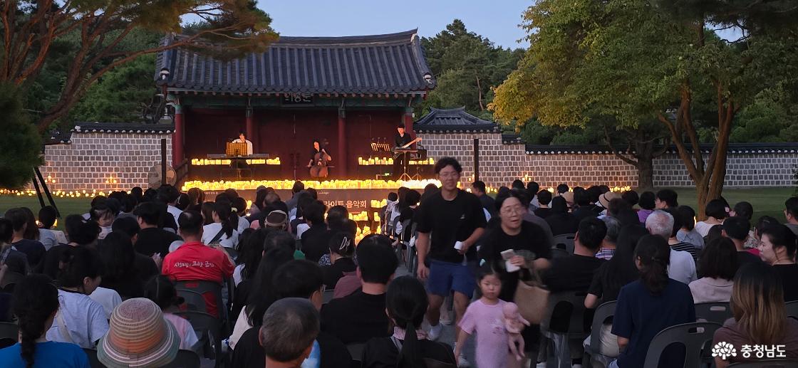 관객과 화동하는 공연 모습