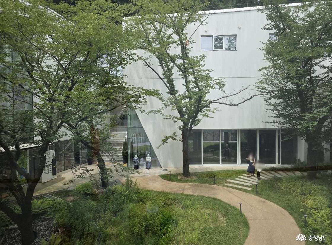 충남 천안시뮤지엄 호두 야외 정원 지나 '전시실 초리'로 가는 길