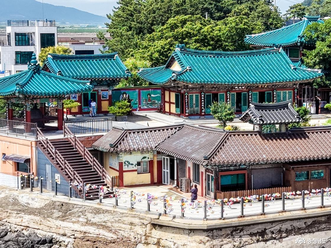 가까이서 보면 더 화려한 단청, 난간을 따라 걸린 소원 풍선도 포인트