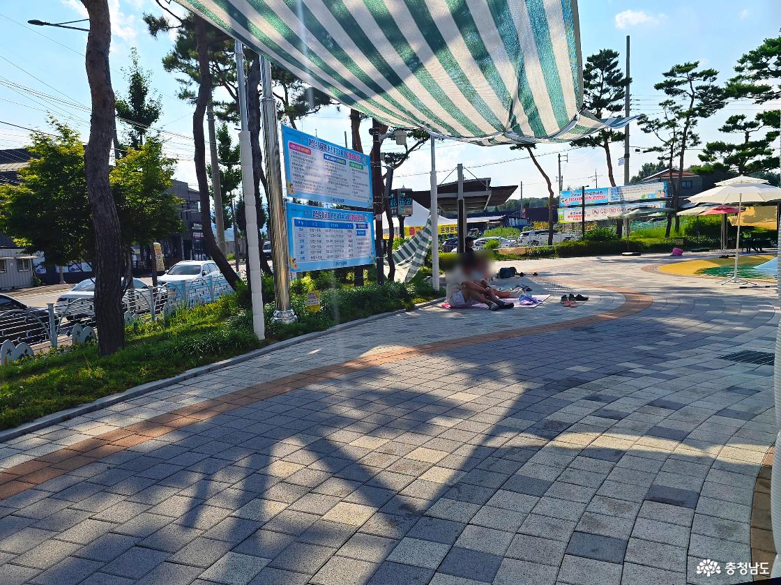 금산 아인수림공원 물놀이장 이용 안내판 옆 넓은 그늘막 휴식 공간