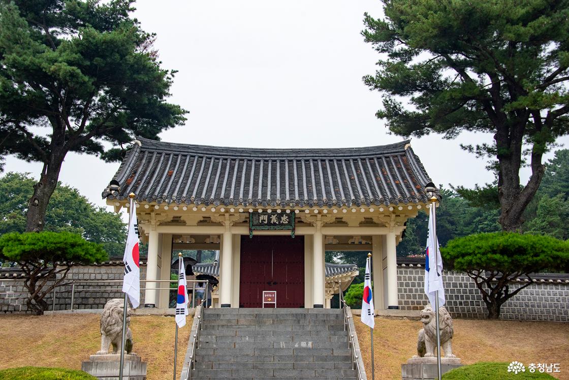 태극기 펄럭이는 충의문의 모습