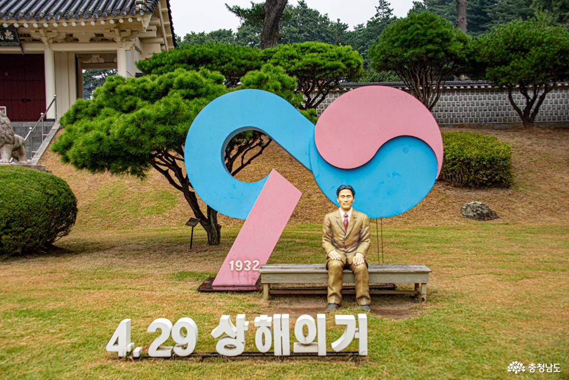 충의사 앞뜰 벤치에 앉아 있는 윤봉길 의사의 모습