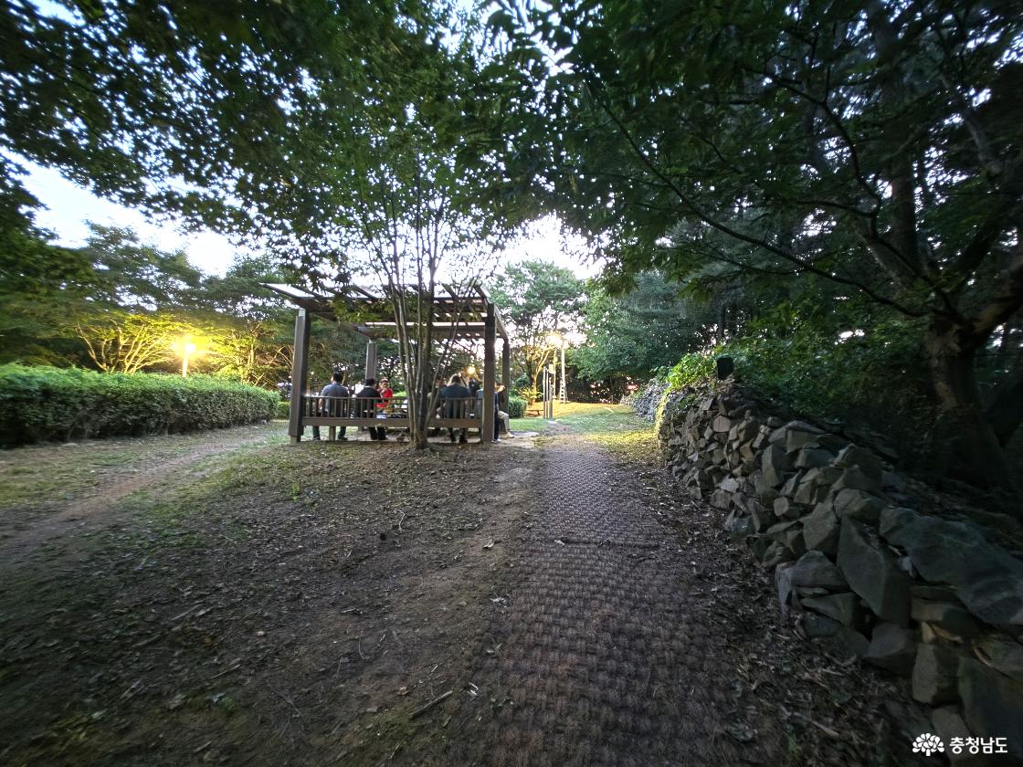 평평한 공간 주변에 돌이 쌓여 있다. 함께 산을 오른 주민들은 과거 이곳에 있던 시설과 관련된 돌로 기억하고 있지만 정확한 연관성은 확인이 필요하다.