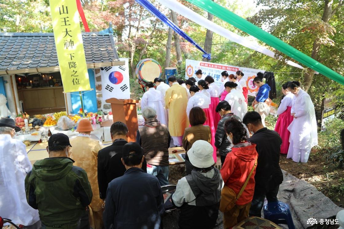 2022년 서산 부춘산 옥녀봉에서 열린 산신대제 모습. 옥녀봉에서는 해마다 지역의 평안과 안녕을 기원하는 제의 전통이 이어지고 있다.