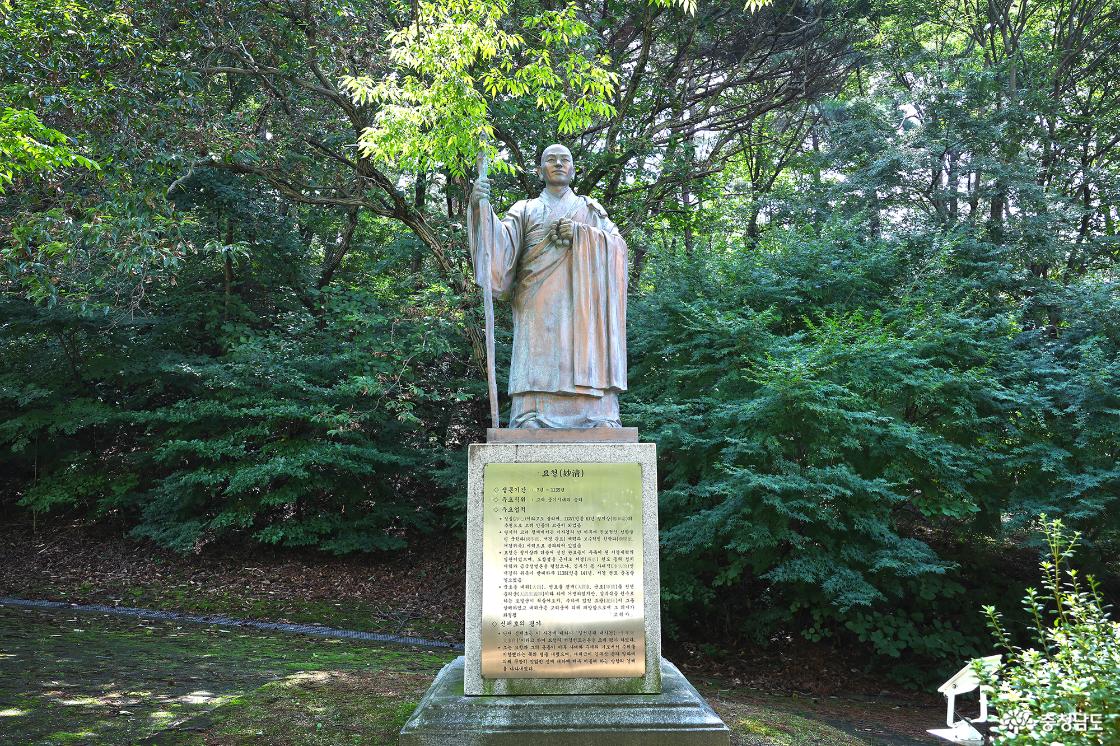 정교한 인물상들이 눈길을 사로잡는다