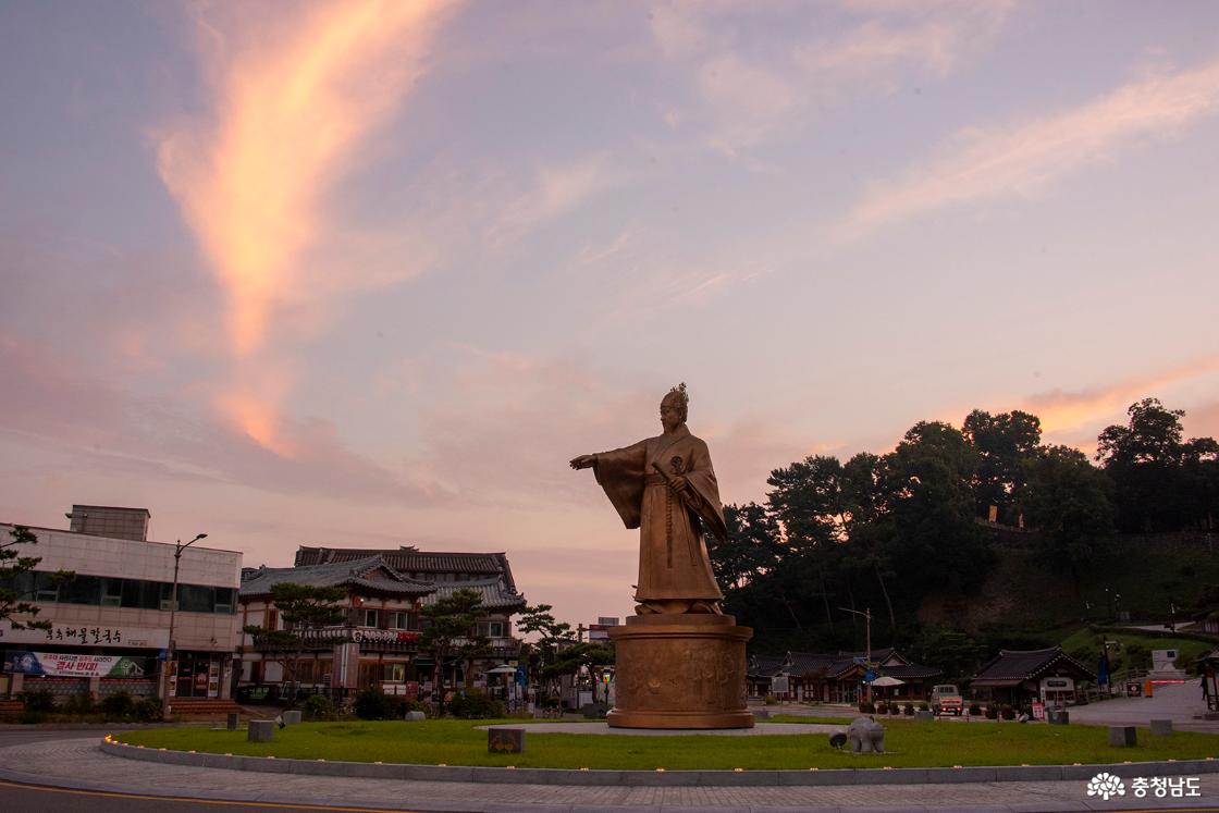 공산성 앞 연문광장의 무령왕 동상