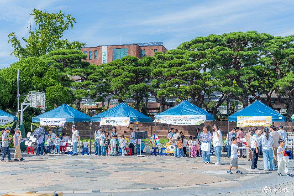 지난 11일 충남 서산시청 앞 솔빛공원에서 열린 &lsquo;느리지만 괜찮은 플리마켓&rsquo; 현장. 서산장애인주간활동센터 이용인들과 지역 기관&middot;주민들이 참여한 가운데 판매와 체험 부스가 운영됐다.