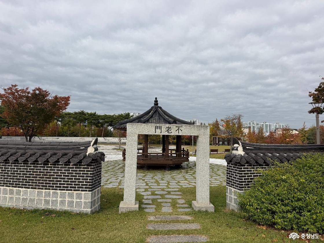 가을빛으로 물든 내포 홍예공원, 일상 속 쉼표를 만나다